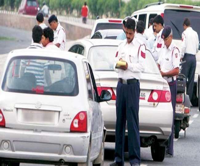 Traffic Challan In Delhi: दिल्ली-NCR में इन 2 तरह के वाहनों के चलाने पर लगी रोक, रोड पर दिखते ही होगी सीज